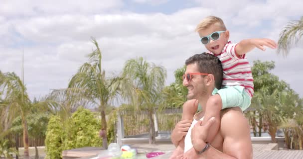 Retrato Feliz Padre Caucásico Llevando Hijo Con Gafas Sol Casa — Vídeo de stock