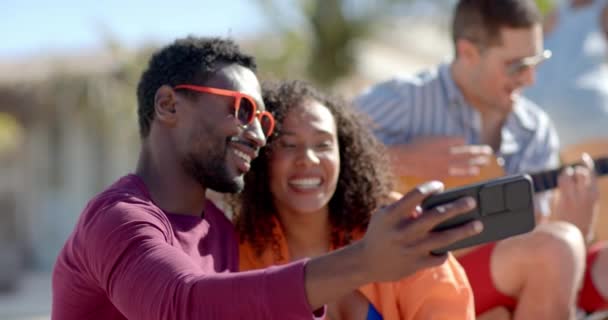 Feliz Grupo Diversificado Amigos Tomando Selfie Tocando Guitarra Praia Com — Vídeo de Stock