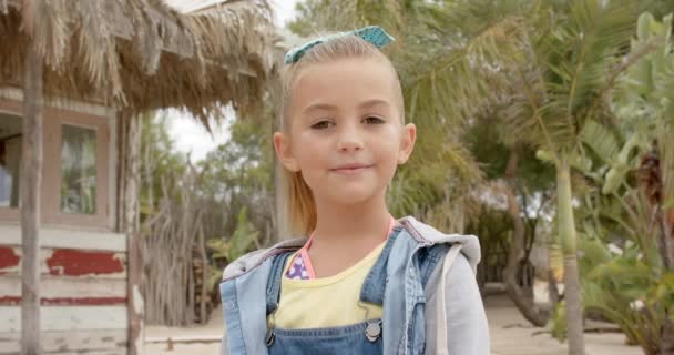 Palmiye Ağaçlarının Üzerinden Kameraya Bakan Mutlu Beyaz Kız Portresi Tatil — Stok video