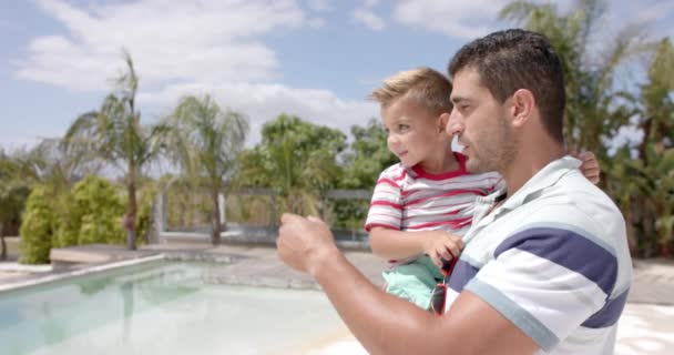 Vrolijke Blanke Vader Die Zoon Droeg Bij Het Zwembad Bij — Stockvideo