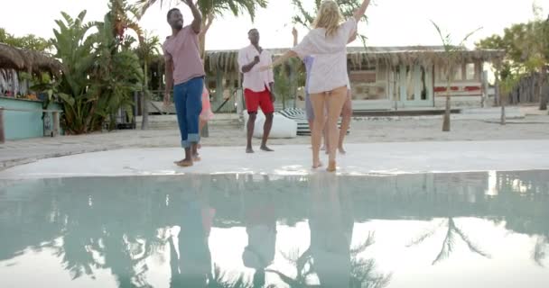 Gelukkige Gevarieerde Groep Vrienden Dansen Met Sterretjes Bij Het Zwembad — Stockvideo