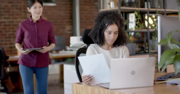 快乐多样的休闲女商人使用平板电脑 笔记本电脑和慢动作的办公室谈话 临时办公室 团队精神和创造性工作 — 图库视频影像