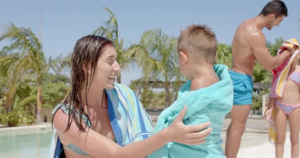 Gelukkig Kaukasische Ouders Handdoek Kinderen Bij Het Zwembad Bij Het — Stockvideo