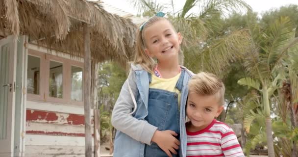 Retrato Hermanos Caucásicos Felices Abrazándose Sobre Palmeras Vacaciones Tiempo Libre — Vídeo de stock