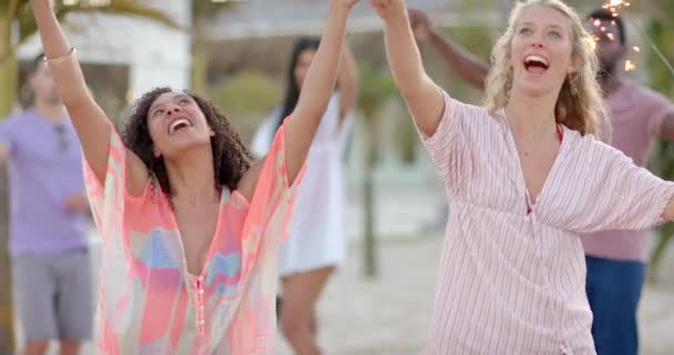 Felice Gruppo Diversificato Amici Che Ballano Con Scintille Spiaggia Vacanza — Video Stock