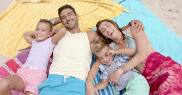 Kumsalda Havluların Üzerinde Yatan Mutlu Beyaz Bir Ailenin Portresi Tatil — Stok video