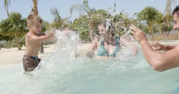 Glückliche Kaukasische Familie Planscht Wasser Swimmingpool Strandhaus Urlaub Freizeit Sommer — Stockvideo