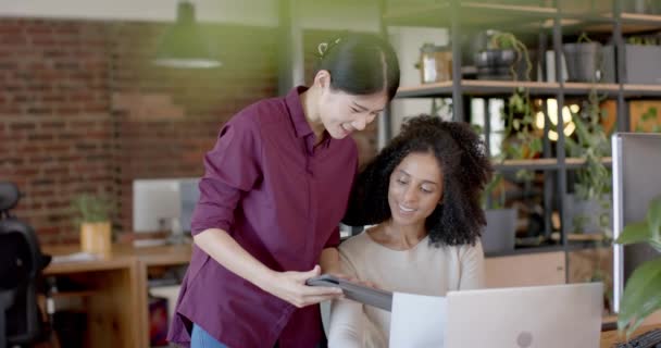 Feliz Diversas Mulheres Negócios Casuais Usando Tablet Laptop Falando Escritório — Vídeo de Stock