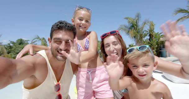 Porträtt Lycklig Kaukasisk Familj Som Tar Selfie Och Viftar Med — Stockvideo