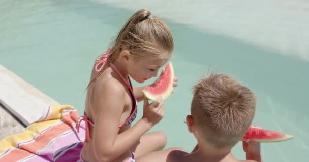 Felices Hermanos Caucásicos Comiendo Sandía Piscina Casa Playa Vacaciones Tiempo — Vídeo de stock