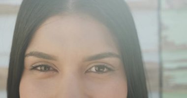 Güneşin altında gülümseyen İspanyol kadının portresi, ağır çekimde. Yaz, dinlenme ve tatiller.