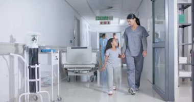 Hastanenin koridorlarında ağır çekimde yürüyen çeşitli kadın hemşire ve çocuk hastalar var. Hastane, ilaç ve sağlık hizmetleri.
