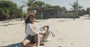 Güneş kremi kullanan, güneş kremi kullanan mutlu İspanyol kadın, fotokopi alanı, ağır çekim. Yaz, dinlenme ve tatiller.