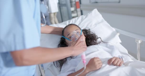 Různorodá Lékařka Dětská Pacientka Používající Kyslíkovou Masku Chodbě Nemocnici Zpomaleném — Stock video