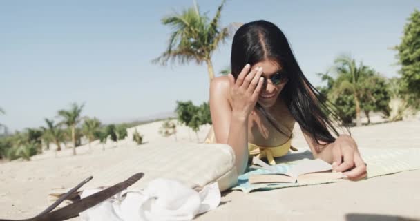 Glad Latinamerikansk Kvinna Solglasögon Liggande Stranden Läser Bok Solen Kopiera — Stockvideo