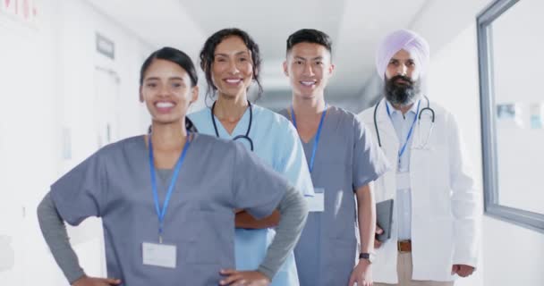 病院の廊下で笑顔多様な医師や看護師の肖像画 スローモーションで — ストック動画
