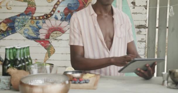 Portret Szczęśliwego Afrykańskiego Barmana Używającego Tabletu Ladą Barze Plaży Zwolnione — Wideo stockowe