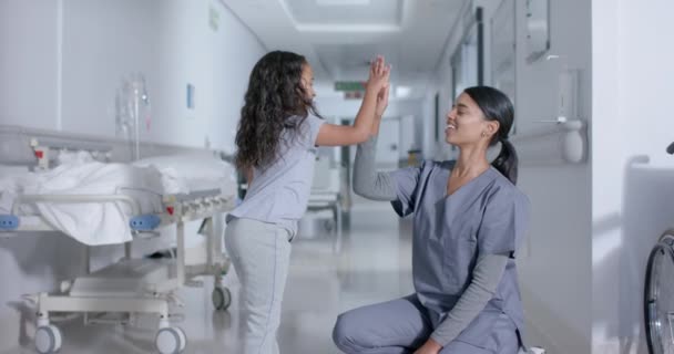 Diverse Vrouwelijke Verpleegkundige Kindpatiënt High Fiving Gang Het Ziekenhuis Slow — Stockvideo