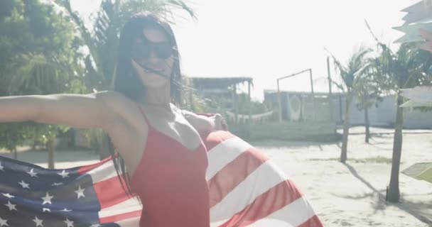 Mujer Hispana Feliz Gafas Sol Bailando Con Bandera Americana Playa — Vídeos de Stock
