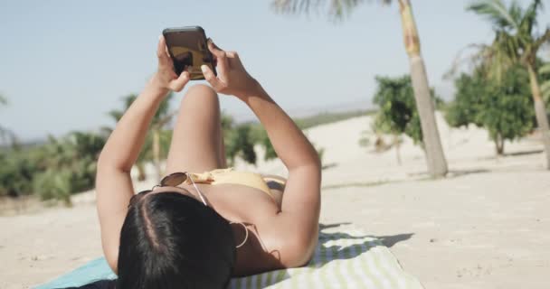 Mujer Hispana Con Gafas Sol Acostada Playa Usando Smartphone Cámara — Vídeos de Stock
