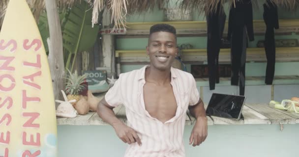 Portret Szczęśliwego Afrykańskiego Amerykanina Pochylającego Się Uśmiechającego Wypożyczalni Desek Surfingowych — Wideo stockowe