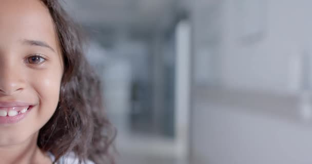 Retrato Chica Birracial Feliz Mirando Cámara Espacio Copia Cámara Lenta — Vídeo de stock