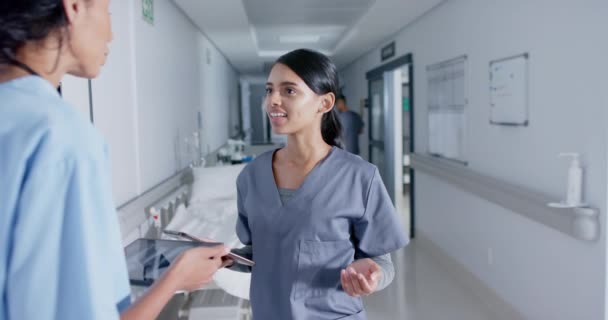 錠剤を使用し 病院の廊下で話を多様な医師や看護師 スローモーションで コミュニケーション — ストック動画