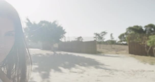 Retrato Mulher Hispânica Feliz Dançando Praia Ensolarada Rindo Câmera Lenta — Vídeo de Stock