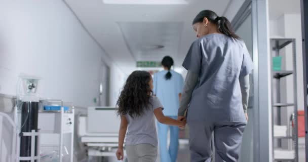 Zróżnicowana Pielęgniarka Pacjent Dzieckiem Idący Korytarzem Szpitalu Zwolnionym Tempie Szpital — Wideo stockowe