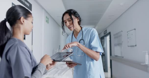Diverso Médico Enfermera Usando Tableta Hablando Pasillo Hospital Cámara Lenta — Vídeos de Stock