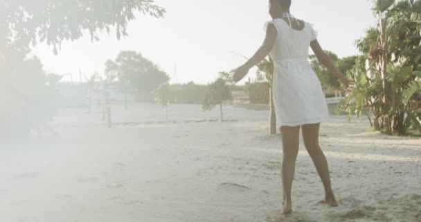 快乐的女人穿着太阳衣在阳光灿烂的海滩上跳舞 动作缓慢 放松和假期 — 图库视频影像