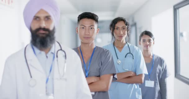 Retrato Diversos Médicos Enfermeiros Sorrindo Corredor Hospital Câmera Lenta Hospital — Vídeo de Stock
