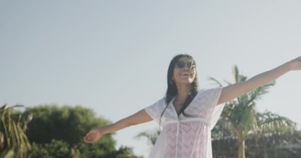Glad Latinamerikansk Kvinna Solglasögon Dansande Solig Strand Leende Slow Motion — Stockvideo