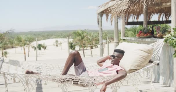 Hombre Afroamericano Feliz Acostado Hamaca Con Gafas Sol Playa Soleada — Vídeos de Stock