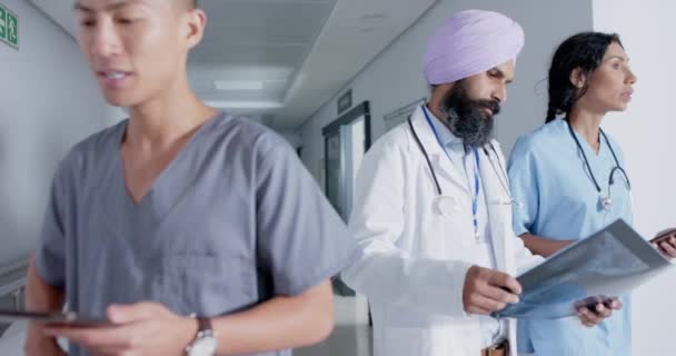 Diversos Médicos Enfermeras Que Usan Tabletas Caminan Través Del Pasillo — Vídeo de stock