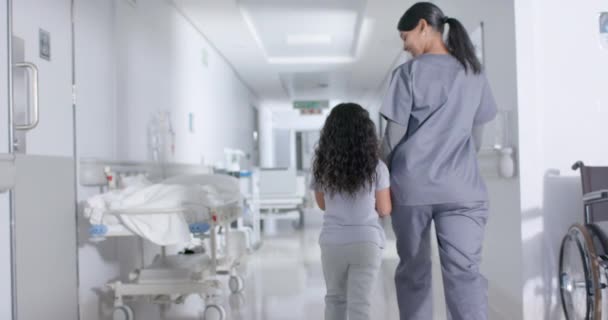 不同的女护士和儿童病人在医院走廊里走来走去 动作缓慢 医药和保健 — 图库视频影像