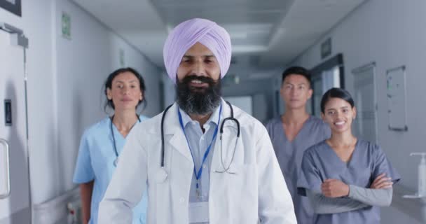 Портрет Різних Лікарів Медсестер Які Посміхаються Коридорі Лікарні Повільному Русі — стокове відео