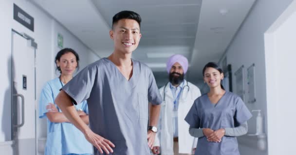 Portrait Divers Médecins Infirmières Souriant Dans Couloir Hôpital Ralenti Hôpital — Video