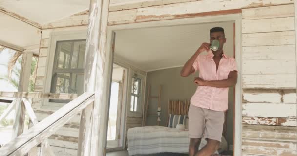 Uomo Afroamericano Che Beve Caffe Sotto Portico Una Casa Sulla — Video Stock