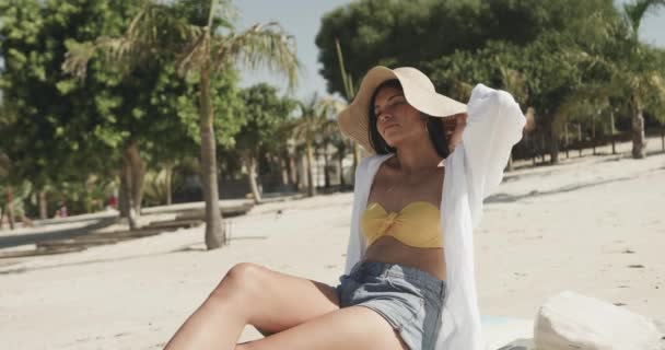 Glad Latinamerikansk Kvinna Solhatt Som Sitter Stranden Solen Kopierar Utrymme — Stockvideo