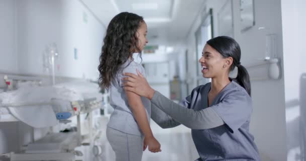 多様な女性看護師と小児患者は ゆっくりとした動きで 病院の廊下で高5 — ストック動画