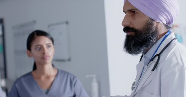 Különböző Orvosok Nővérek Beszélgetnek Kórház Folyosóján Lassított Felvételen Kórház Gyógyszer — Stock videók