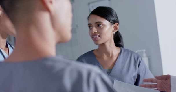 Różni Lekarze Pielęgniarki Rozmawiają Szpitalu Zwolnionym Tempie Szpital Medycyna Opieka — Wideo stockowe