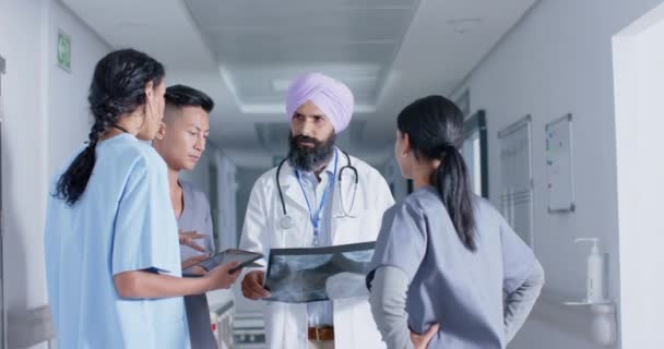 Różni Lekarze Pielęgniarki Używają Tabletów Rozmawiają Szpitalu Zwolnionym Tempie Szpital — Wideo stockowe