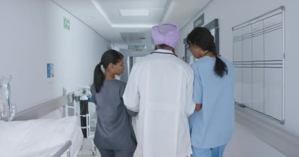 Dywersyjni Lekarze Pielęgniarki Rozmawiający Chodzący Korytarzem Szpitalu Zwolnionym Tempie Szpital — Wideo stockowe