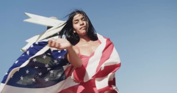 Feliz Mujer Hispana Bailando Con Bandera Americana Por Señal Playa — Vídeo de stock