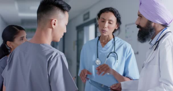 Różni Lekarze Pielęgniarki Rozmawiają Szpitalu Zwolnionym Tempie Szpital Medycyna Opieka — Wideo stockowe
