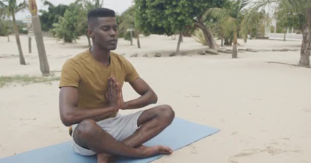 Ontspannen Afro Amerikaanse Man Doet Yoga Zit Mat Mediteren Het — Stockvideo