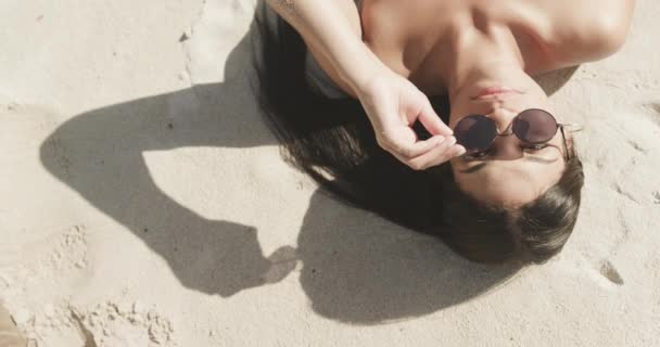 Retrato Aéreo Mulher Hispânica Feliz Óculos Sol Deitado Praia Sol — Vídeo de Stock