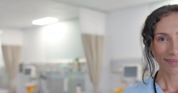 Portrait Une Femme Médecin Biraciale Heureuse Regardant Caméra Hôpital Copiant — Video